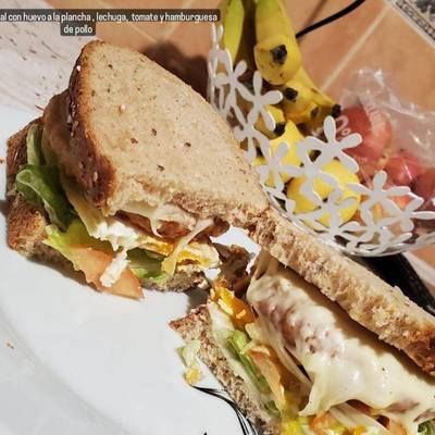 Mujer Con Guantes Cocinando Pan De Trigo Entero Sándwich Con Tomate De  Lechuga De Pollo Frito Coronado Con Mayonesa Y Huevo Frito Imagen de  archivo - Imagen de emparedado, delicioso: 229021375