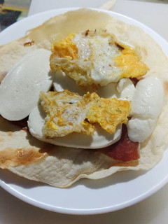Una foto de Tortita con queso, jamón serrano y huevo