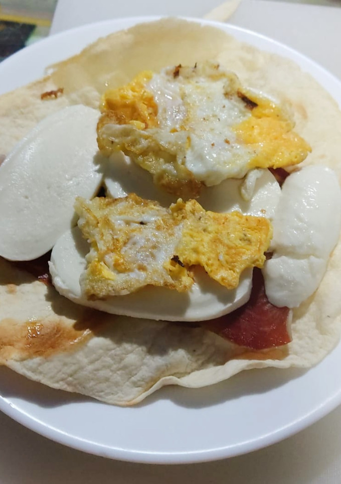 Una foto de Tortita con queso, jamón serrano y huevo