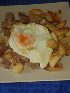 Una foto de Lomo al ajo con patatas
