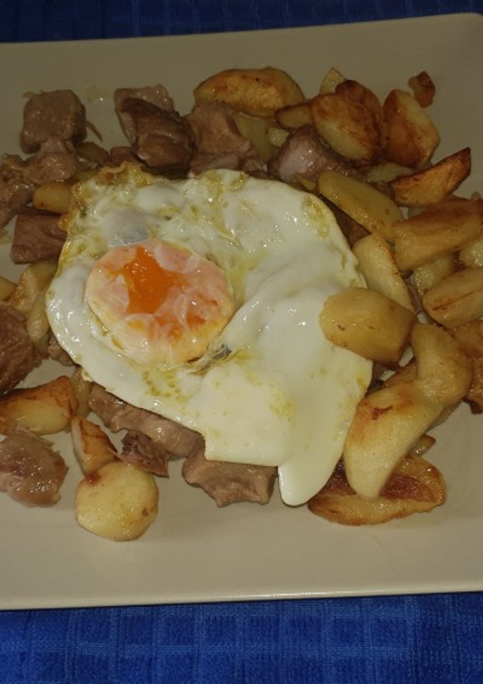 Una foto de Lomo al ajo con patatas