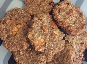 Una foto de Galletitas de banana, avena, almendras y choco blanco