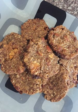 Una foto de Galletitas de banana, avena, almendras y choco blanco