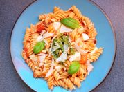 Une photo de pesto pasta