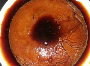 Una foto de Flan tres leches con caramelo