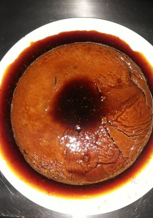 Una foto de Flan tres leches con caramelo