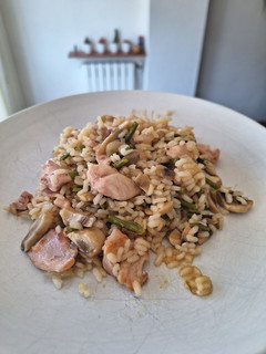 Una foto de Paella de conejo y verduras