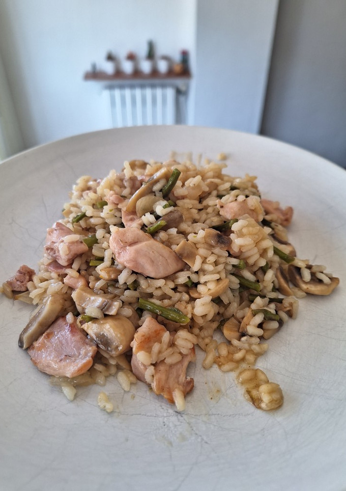 Una foto de Paella de conejo y verduras