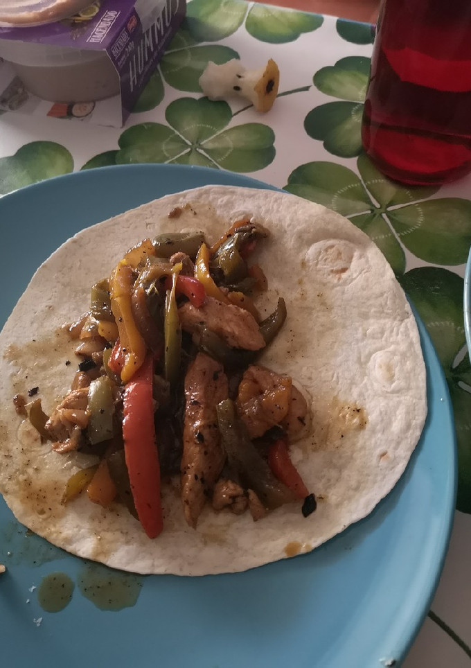 Una foto de Fajitas de pollo, soja y pimiento tricolor