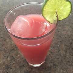 Una foto de Jugo de guayaba con limón