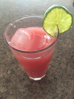 Una foto de Jugo de guayaba con limón