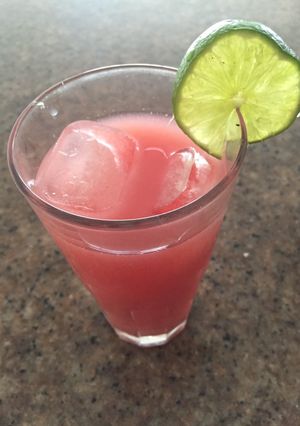 Una foto de Jugo de guayaba con limón