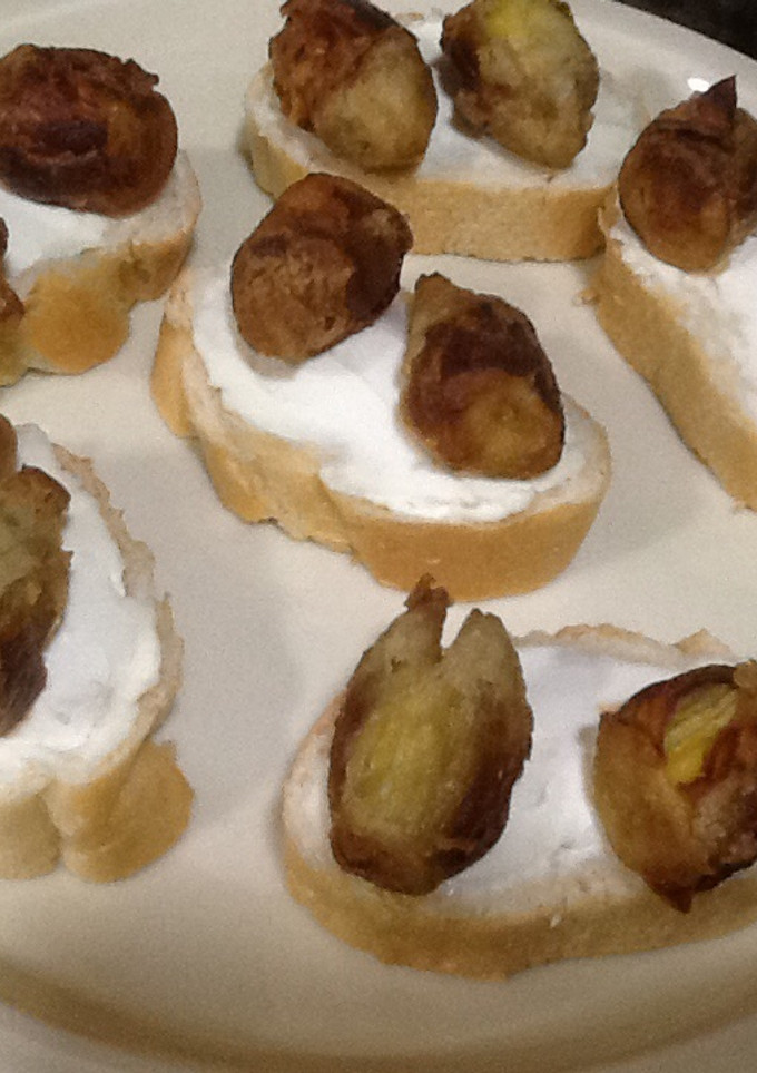 Una foto de Montadito de queso Philadelphia con crujiente de alcachofa