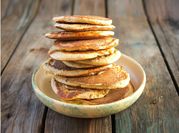 Una foto de pancakes de naranja