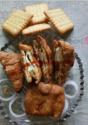 A picture of Biscuits Sandwich Paneer pakorda.