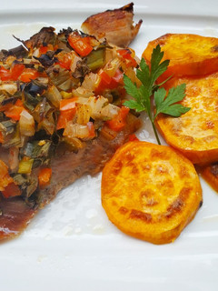 Una foto de Secreto de cerdo al horno con verduras y batatas