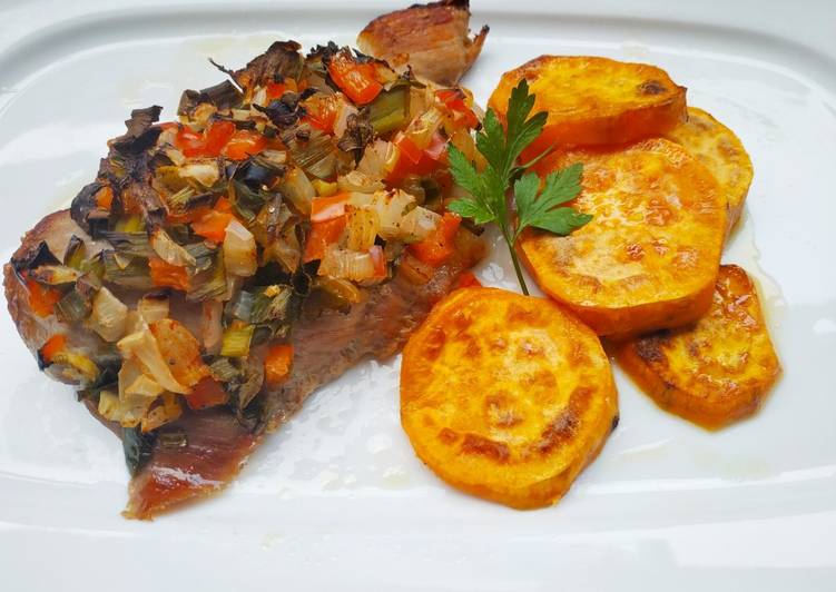 Secreto de cerdo al horno con verduras y batatas