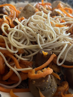 Una foto de Noodles de huevo y zanahoria