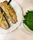 Vào bếp cùng con: cá saba áp chảo nhồi sả ăn kèm lá mè tươi