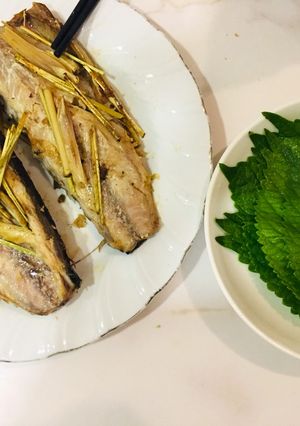 Hình của món Vào bếp cùng con: cá saba áp chảo nhồi sả ăn kèm lá mè tươi.