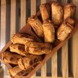 Aperitivo de empanadas queso ahumado, pimentón dulce y almendras