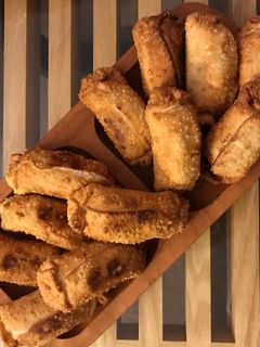 Una foto de Aperitivo de empanadas queso ahumado, pimentón dulce y almendras