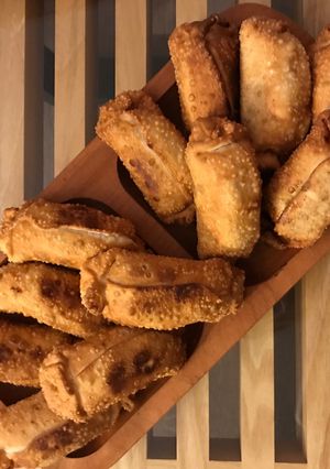 Una foto de Aperitivo de empanadas queso ahumado, pimentón dulce y almendras