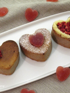 A picture of Raspberry cupcake with white chocolate.
