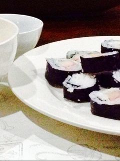 Una foto de Sushi de salmón ahumado y camarón con ego drop soup