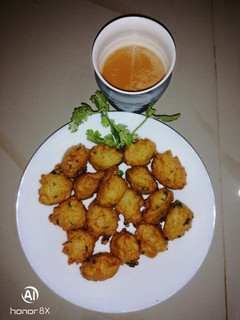 ચટાકેદાર ભાત ના ભજીયા (Chatakedar Bhaat na Bhajiya in Gujarati રેસીપી મુખ્ય ફોટો