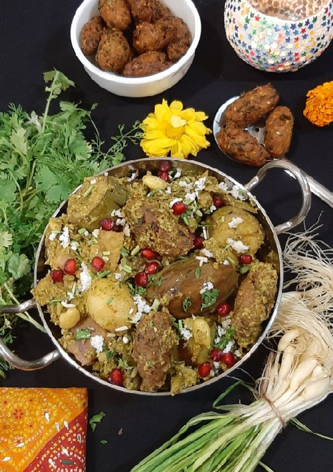 सुरती उंधियो (undhiyo recipe in marathi) रेसिपी चे मुख्य फोटो 