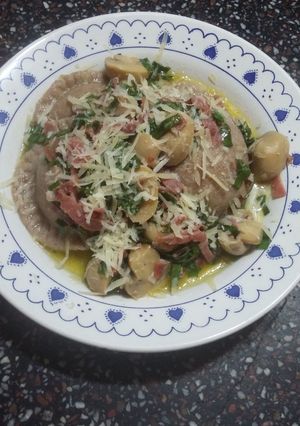 Una foto de Sorrentinos con harina integral, rellenos de cordero y salsa de vino blanco