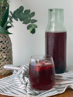 Una foto de Agua de jamaica con canela