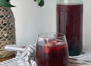 Una foto de Agua de jamaica con canela