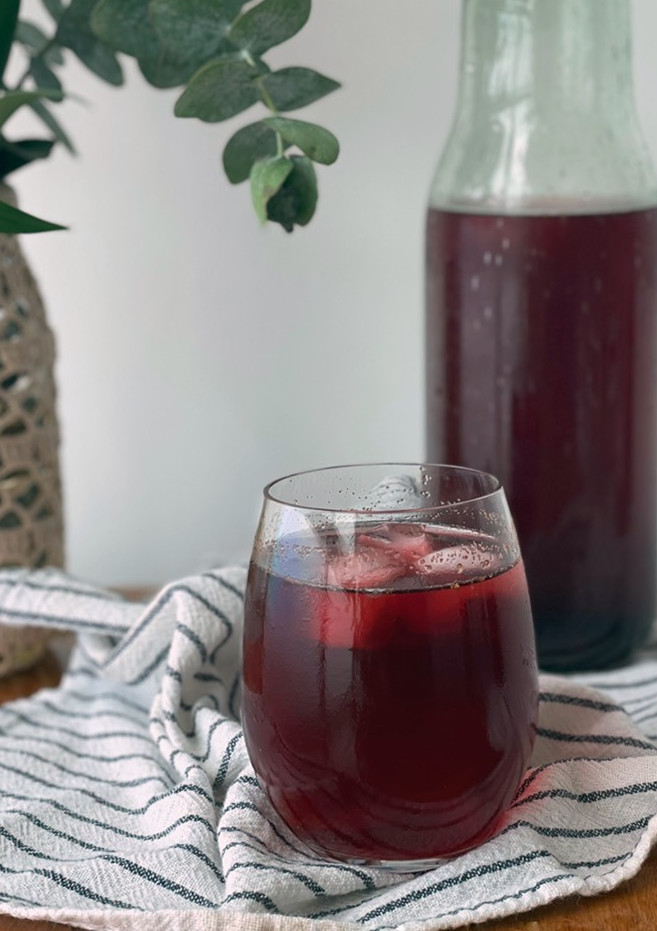 Una foto de Agua de jamaica con canela