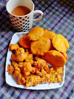 आलू पकौड़ी (Aloo pakodi recipe in hindi) रेसिपी मुख्य फोटो