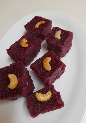 A picture of Beetroot rava kesari.