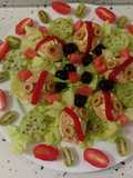Ensalada con frutas y huevos rellenos
