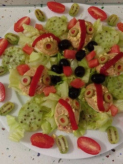 Una foto de Ensalada con frutas y huevos rellenos