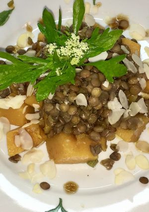 Una foto de Cocina aromática: Ensalada tibia de lentejas, calabaza y almendras