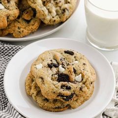 A picture of Oreo White Chocolate Chip Cookies.