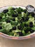 Ensalada de lechugas con ciboulette y aceitunas