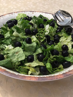 Una foto de Ensalada de lechugas con ciboulette y aceitunas