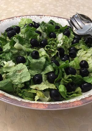 Una foto de Ensalada de lechugas con ciboulette y aceitunas