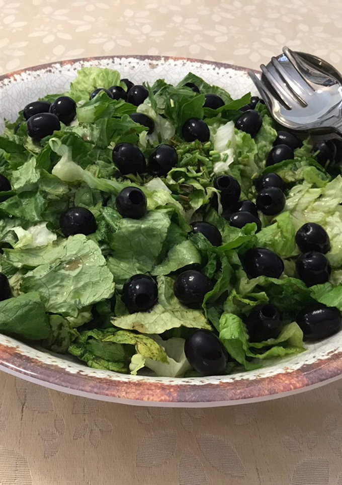 Una foto de Ensalada de lechugas con ciboulette y aceitunas