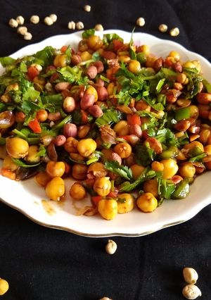 A picture of Thai chana salad.