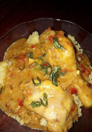 Una foto de Pollo a la mostaza, con arroz y azafrán