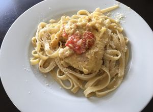 Una foto de Pollo pomodoro y fettuccine al ajo