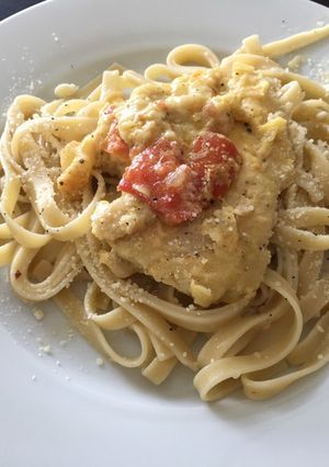 Una foto de Pollo pomodoro y fettuccine al ajo