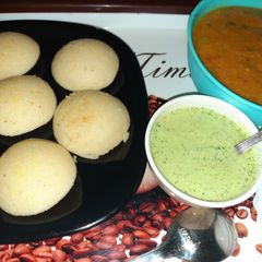A picture of Idli Sambar.